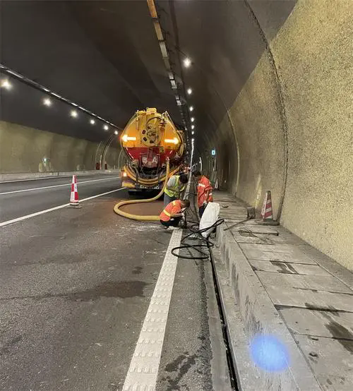 平安隧道排水渠清淤